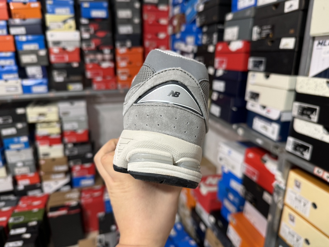 New Balance NB 2002R